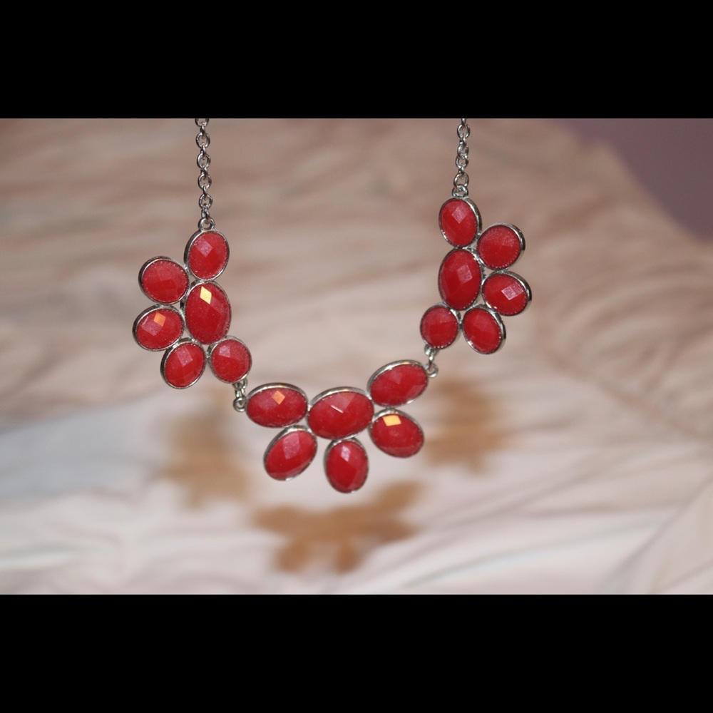 Red statement necklace - Picture 4 of 4